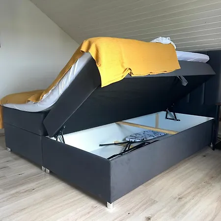 Fuer 6 Personen - 3 Schlafzimmer - Dachgeschoss アパート Holzappel
